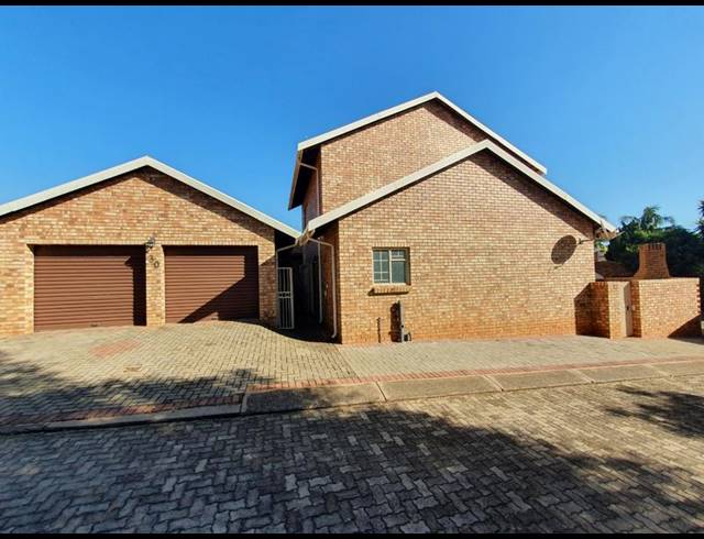 3 BEDROOM TOWNHOUSE FOR SALE IN MAGALIESKRUIN